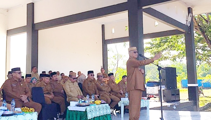 Bupati Bone Bolango, Ismet Mile saat memimpin apel kerja Senin 6 Juli 2026. [foto:dok/diskominfo]