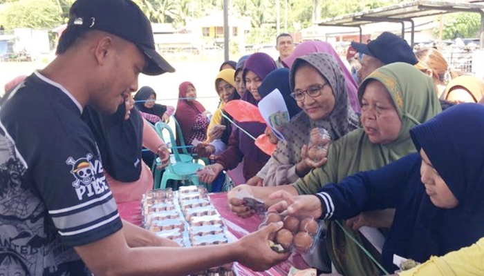 Pasar Murah Bersubsidi yang digelar di Lapangan Duano, Kecamatan Suwawa Tengah, Selasa, 14 Juli 2026. [foto:dok/diskominfo]