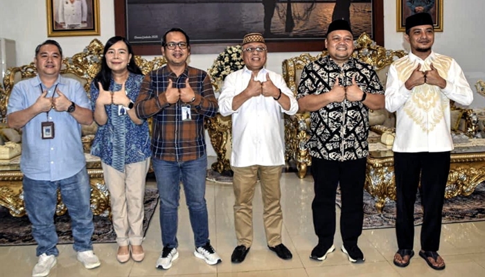 Bupati Gorontalo, Sofyan Puhi saat menerima kunjungan BPJS Kesehatan. [foto:dok/kominfo]