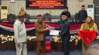 Penyerahan dokumen Ranperda Pertanggungjawaban Pelaksanaan APBD Kabupaten Gorontalo Tahun Anggaran 2025 oleh Bupati Gorontalo Sofyan Puhi (kiri) kepada Ketua DPRD, Zulfikar Y. Usira Senin, 29 Juni 2026. [foto:dok/ist]