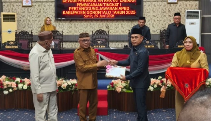 Penyerahan dokumen Ranperda Pertanggungjawaban Pelaksanaan APBD Kabupaten Gorontalo Tahun Anggaran 2025 oleh Bupati Gorontalo Sofyan Puhi (kiri) kepada Ketua DPRD, Zulfikar Y. Usira Senin, 29 Juni 2026. [foto:dok/ist]