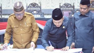 Penandatanganan dokumen Ranperda tentang Pembentukan dan Susunan Perangkat Daerah Kabupaten Gorontalo oleh Bupati dan Ketua DPRD pada Senin, 29 Juni 2026. [foto:dok/humas]