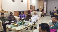 Bupati Bone Bolango, Ismet Mile, saat memimpin Rapat Forkopimda yang berlangsung di Ruang Kerja Bupati, Kamis 16 Juli 2026. [foto:dok/indra/diskominfo]