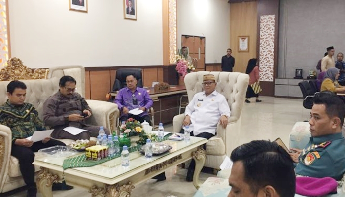Bupati Bone Bolango, Ismet Mile, saat memimpin Rapat Forkopimda yang berlangsung di Ruang Kerja Bupati, Kamis 16 Juli 2026. [foto:dok/indra/diskominfo]
