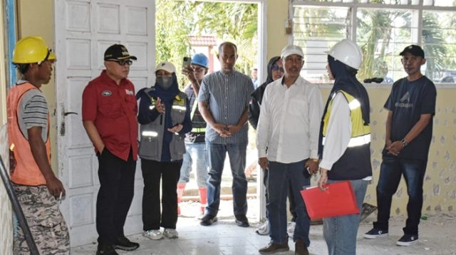 Bupati Gorontalo Sofyan Puhi bersama Kepala Dinas Pendidikan dan Kebudayaan Abdul Waris meninjau pelaksanaan pekerjaan di SDN 9 Limboto Barat, SDN 1 Limboto, dan SDN 18 Telaga Biru, Sabtu 25 Juli 2026. [foto:dok/kominfo]