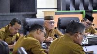 Bupati Gorontalo Sofyan Puhi memimpin rapat koordinasi terkait langkah yang akan diambil guna mengantisipasi kemarau panjang. [foto:dot/kominfo]