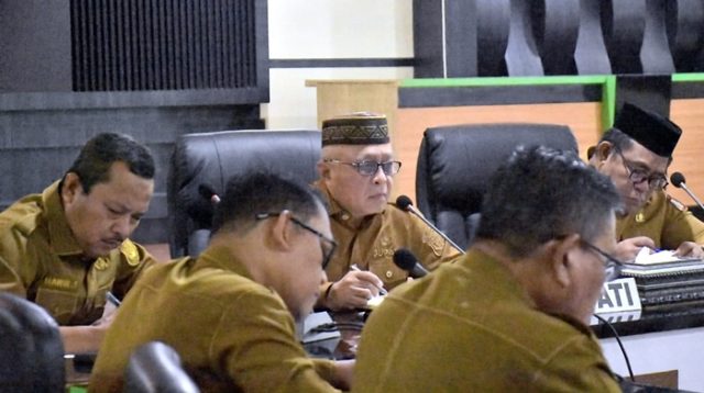 Bupati Gorontalo Sofyan Puhi memimpin rapat koordinasi terkait langkah yang akan diambil guna mengantisipasi kemarau panjang. [foto:dot/kominfo]