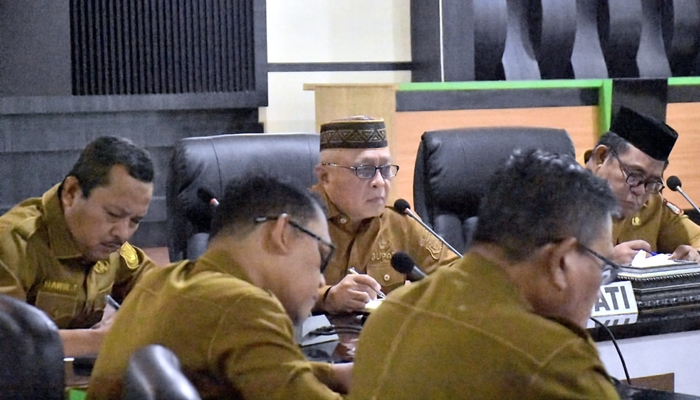 Bupati Gorontalo Sofyan Puhi memimpin rapat koordinasi terkait langkah yang akan diambil guna mengantisipasi kemarau panjang. [foto:dot/kominfo]