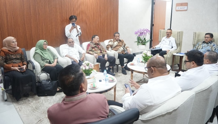 Pimpinan DPRD Provinsi Gorontalo dan Komisi III, saat bertemu dengan Wakil Menteri Transmigrasi, di ruang kerja. [foto:dok/humas]