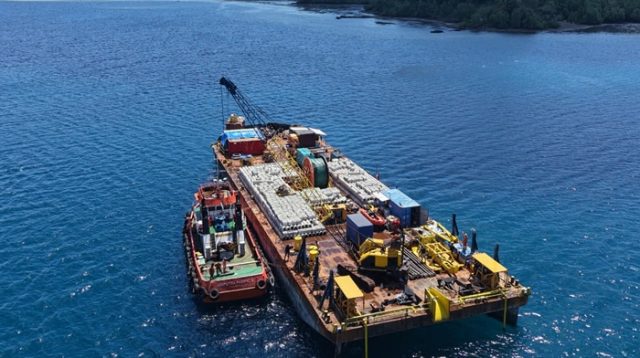 Kapal Tongkang memuat kabel yang nantinya digunakan untuk menghubungkan listrik ke Pulau Dudepo. Saat ini, kapal tersebut sudah di Pelabuhan Anggrek. [foto:dok/pln]
