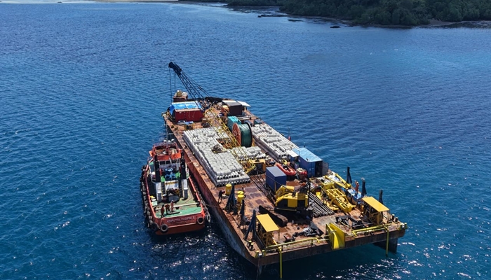 Kapal Tongkang memuat kabel yang nantinya digunakan untuk menghubungkan listrik ke Pulau Dudepo. Saat ini, kapal tersebut sudah di Pelabuhan Anggrek. [foto:dok/pln]