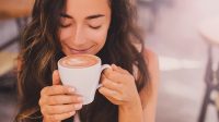 Ilustrasi. Minum 2 cangkir kopi sehari umumnya masih tergolong aman. Namun, waktu minum kopinya yang perlu lebih diperhatikan. [foto:dok/blackmores]