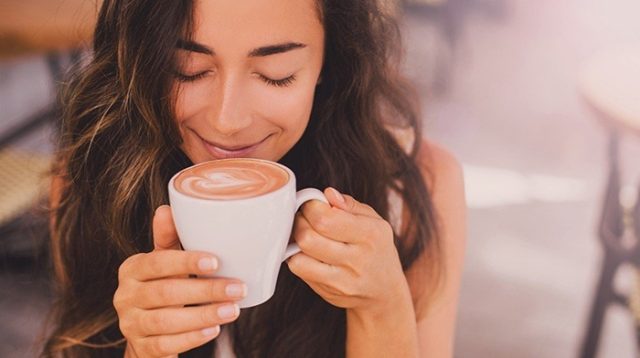 Ilustrasi. Minum 2 cangkir kopi sehari umumnya masih tergolong aman. Namun, waktu minum kopinya yang perlu lebih diperhatikan. [foto:dok/blackmores]