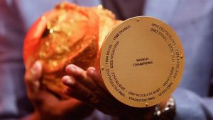 Bagian bawah trofi Piala Dunia FIFA yang terukir para juara sejak 1974. Sebelumnya, Piala Dunia memperebutkan trofi Jules Rimet pada 1930-1970. [foto:dok/miguel schincariol/AFP]