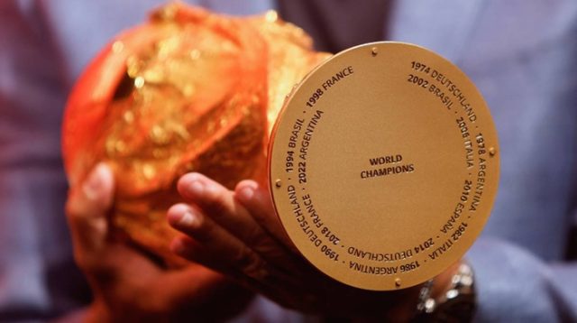 Bagian bawah trofi Piala Dunia FIFA yang terukir para juara sejak 1974. Sebelumnya, Piala Dunia memperebutkan trofi Jules Rimet pada 1930-1970. [foto:dok/miguel schincariol/AFP]