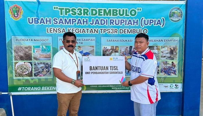 Pemberian bantuan TJSL pada program pengelolaan sampah dari PLN Nusantara Power UP Gorontalo ke Tanggidaa Group. [foto:dok/pln]