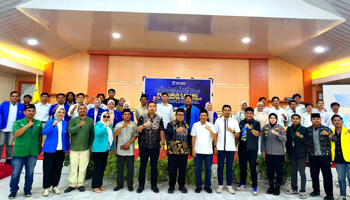 Sekda Kabupaten Gorontalo, Sugondo Makmur saat berada di tengah-tengah peserta Konferensi Cabang XVI PMII, Jumat 31 Juli 2026 di Limboto. [foto:dok/kominfo]