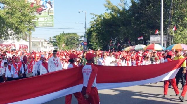 Kain merah putih sepanjang 50 meter dibentangkan di kawasan Center Point Bone Bolango, Senin 3 Agustus 2026. [foto:dok/indra/diskominfo]