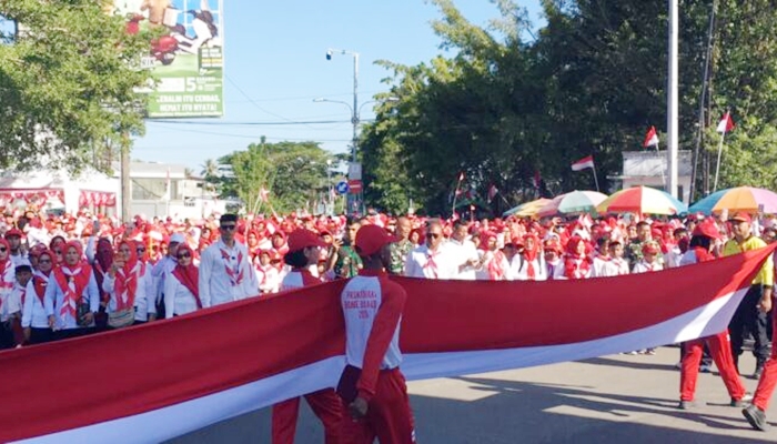 Kain merah putih sepanjang 50 meter dibentangkan di kawasan Center Point Bone Bolango, Senin 3 Agustus 2026. [foto:dok/indra/diskominfo]