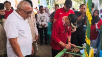 Bupati Gorontalo, Sofyan Puhi saat meresmikan rumah layak huni. [foto:doc/kominfo]