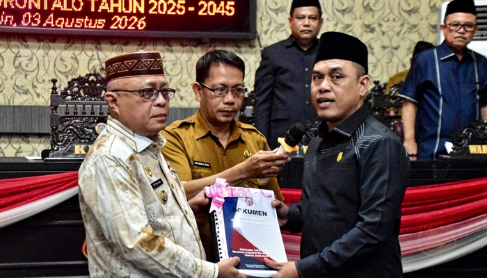 Penyerahan Ranperda tentang RTRW dalam rapat paripurna di Ruang Sidang DPRD Kabupaten Gorontalo, Senin 3 Agustus 2026. [foto:dok/kominfo]