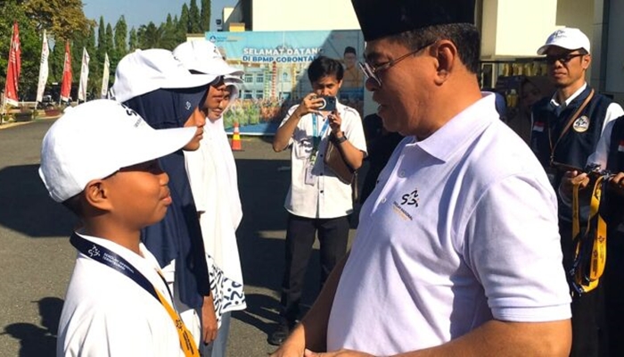 Sekda Bone Bolango, Iwan Mustapa saat menyematkan tanda peserta Masa Pengenalan Lingkungan Sekolah Nasional Terintegrasi di BPMP Provinsi Gorontalo, Senin 10 Agustus 2026. [foto:dok/indra/diskominfo]