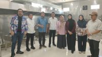 Pimpinan dan jajaran Komisi II Deprov Gorontalo saat melakukan monitoring Program MBG di SPPG Dutohe, Kabila. [foto:dok/humas]