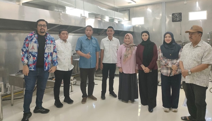 Pimpinan dan jajaran Komisi II Deprov Gorontalo saat melakukan monitoring Program MBG di SPPG Dutohe, Kabila. [foto:dok/humas]