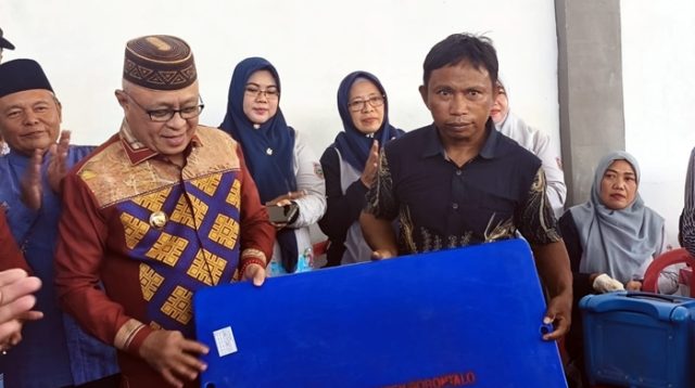 Penyerahan bantuan secara simbolis diserahkan langsung oleh Bupati Gorontalo, Sofyan Puhi, di Kantor Desa Hulawa, Kecamatan Telaga, Sabtu 8 Agustus 2026. [foto:dok/kominfo]