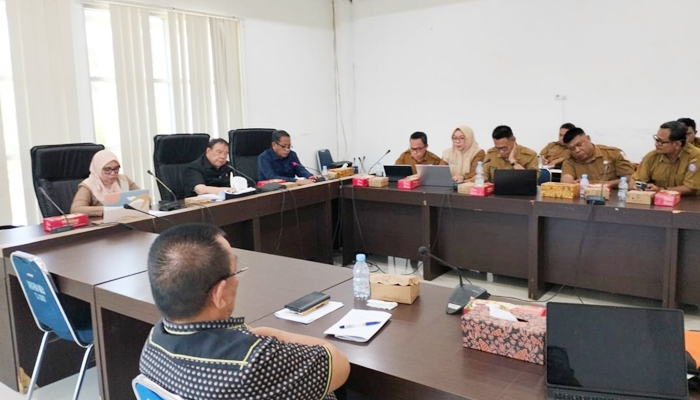 Rapat Pansus Pajak dan Retribusi Daerah bersama OPD terkait. {foto:dok/humas dprd]
