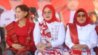 Ketua DWP Bone Bolango, Nurliana Iwan Mustapa saat menghadiri pelaksanaan Upacara HUT ke-81 Kemerdekaan Republik Indonesia di Lapangan Alun-Alun Bone Bolango, Senin 17 Agustus 2026. [foto:dok/onal/prokopim]