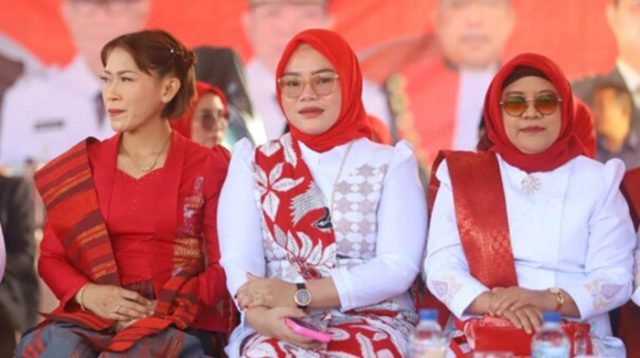 Ketua DWP Bone Bolango, Nurliana Iwan Mustapa saat menghadiri pelaksanaan Upacara HUT ke-81 Kemerdekaan Republik Indonesia di Lapangan Alun-Alun Bone Bolango, Senin 17 Agustus 2026. [foto:dok/onal/prokopim]
