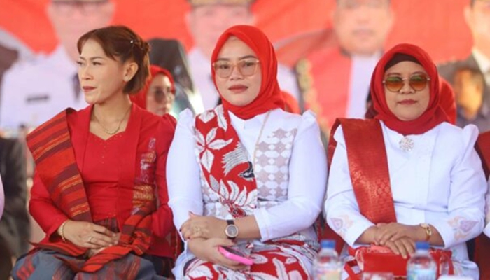 Ketua DWP Bone Bolango, Nurliana Iwan Mustapa saat menghadiri pelaksanaan Upacara HUT ke-81 Kemerdekaan Republik Indonesia di Lapangan Alun-Alun Bone Bolango, Senin 17 Agustus 2026. [foto:dok/onal/prokopim]
