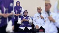 Ketua Tim Pembina Posyandu Kabupaten Bone Bolango, Ruwaida Mile (duduk sebelah kiri) bersama Bupati Bone Bolango, Ismet Mile (duduk sebelah kanan) dalam sebuah kegiatan Posyandu belum lama ini. [foto:dok/istimewa]