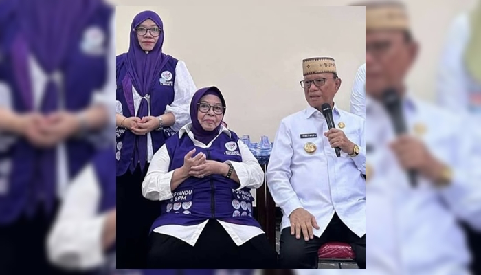 Ketua Tim Pembina Posyandu Kabupaten Bone Bolango, Ruwaida Mile (duduk sebelah kiri) bersama Bupati Bone Bolango, Ismet Mile (duduk sebelah kanan) dalam sebuah kegiatan Posyandu belum lama ini. [foto:dok/istimewa]