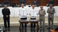 Penandatanganan nota kesepakatan oleh Gubernur Gorontalo, Gusnar Ismail, bersama Ketua DPRD Provinsi Gorontalo, Idrus MT. Mopili, didampingi Wakil Ketua dan Sekwan. [foto:dok/humas]