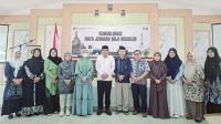 Kakanwil Kementerian Haji dan Umrah Provinsi Gorontalo, Mansur Basir bersama petugas kesehatan. [foto:dok/humas]