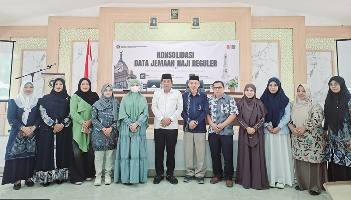 Kakanwil Kementerian Haji dan Umrah Provinsi Gorontalo, Mansur Basir bersama petugas kesehatan. [foto:dok/humas]