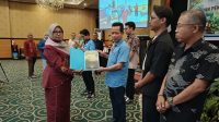 Perwakilan PLN Nusantara Power Unit Pembangkitan Gorontalo menerima penghargaan PROPER Biru sebagai apresiasi atas komitmen perusahaan dalam menjaga kepatuhan dan keberlanjutan pengelolaan lingkungan. [foto:dok/pln]