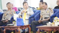 011 Ghalieb UG Sekretaris Komisi IV DPRD Provinsi Gorontalo, Moh. Abd. Ghalieb I. Lahidjun (tengah) saat menghadiri prosesi wisuda di UNIGO, Sabtu 8 Agustus 2026.