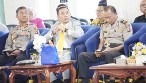 Sekretaris Komisi IV DPRD Provinsi Gorontalo, Moh. Abd. Ghalieb I. Lahidjun (tengah) saat menghadiri prosesi wisuda di UNIGO, Sabtu 8 Agustus 2026.