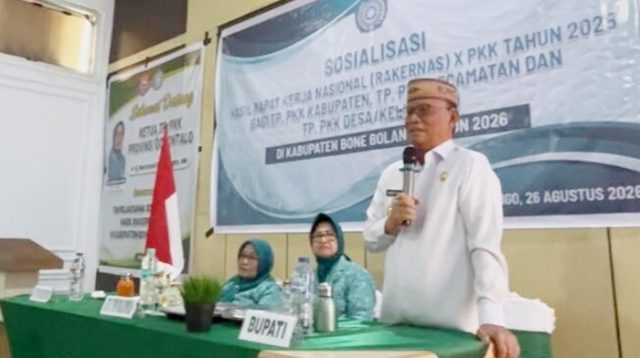 012 PKK Ismet Bupati Bone Bolango, Ismet Mile saat menghadiri Sosialisasi Hasil Rakernas X PKK Tahun 2025 bagi TP PKK Kabupaten, Kecamatan, Desa dan Kelurahan.