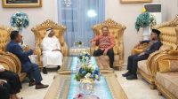 Wakil Ketua DPRD Provinsi Gorontalo, Laode Haimudin mendampingi gubernur, saat menerima kunjungan Dubes UEA. [foto:dok/humas]