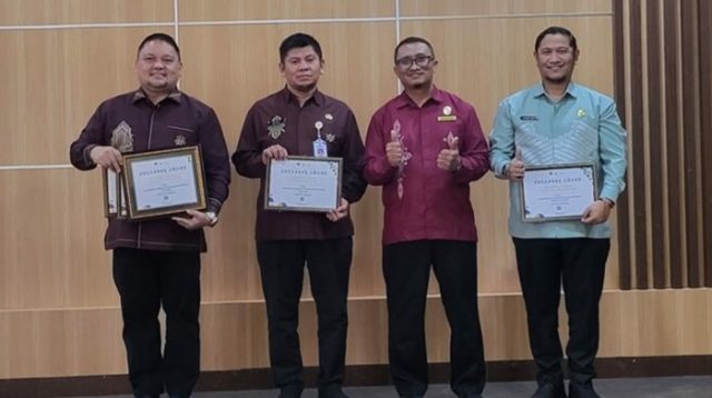 Kepala BKPD Bone Bolango, Abdul Halim Katilie saat menerima penghargaan Treasury Award di Aula Ambua KPPN Provinsi Gorontalo. [foto:dok/kominfo]
