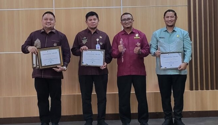 Kepala BKPD Bone Bolango, Abdul Halim Katilie saat menerima penghargaan Treasury Award di Aula Ambua KPPN Provinsi Gorontalo. [foto:dok/kominfo]