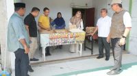 Jajaran Komisi IV DPRD Provinsi Gorontalo saat berbincang bersama penerima bantuan. [foto:dok/humas]