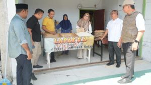 Jajaran Komisi IV DPRD Provinsi Gorontalo saat berbincang bersama penerima bantuan. [foto:dok/humas]