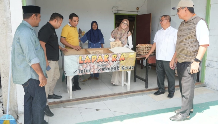 Jajaran Komisi IV DPRD Provinsi Gorontalo saat berbincang bersama penerima bantuan. [foto:dok/humas]