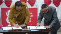 Penandatanganan dokumen persetujuan bersama oleh pimpinan DPRD dan Gubernur Gorontalo. [foto:dok/humas]