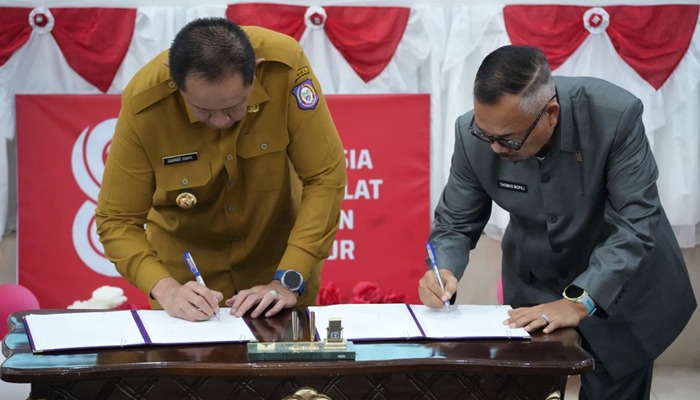 Penandatanganan dokumen persetujuan bersama oleh pimpinan DPRD dan Gubernur Gorontalo. [foto:dok/humas]